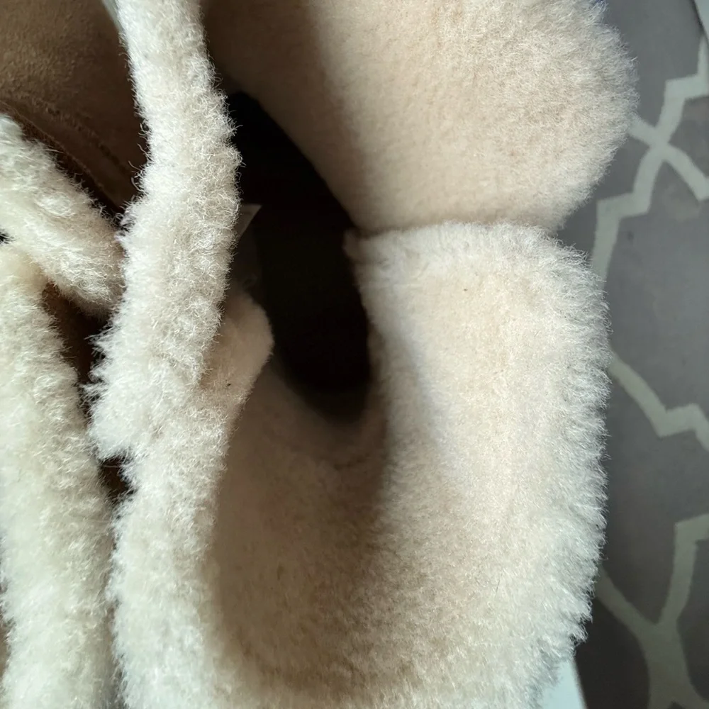 UGGs RARE Sherpa lined booties -  EUC!!!! size 9